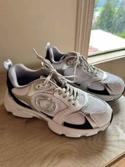 Zapatillas deportivas Guess blancas y negras - miniatura 1