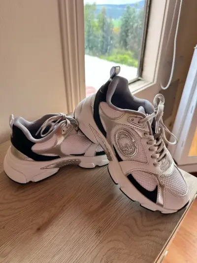Zapatillas deportivas Guess blancas y negras - miniatura 2