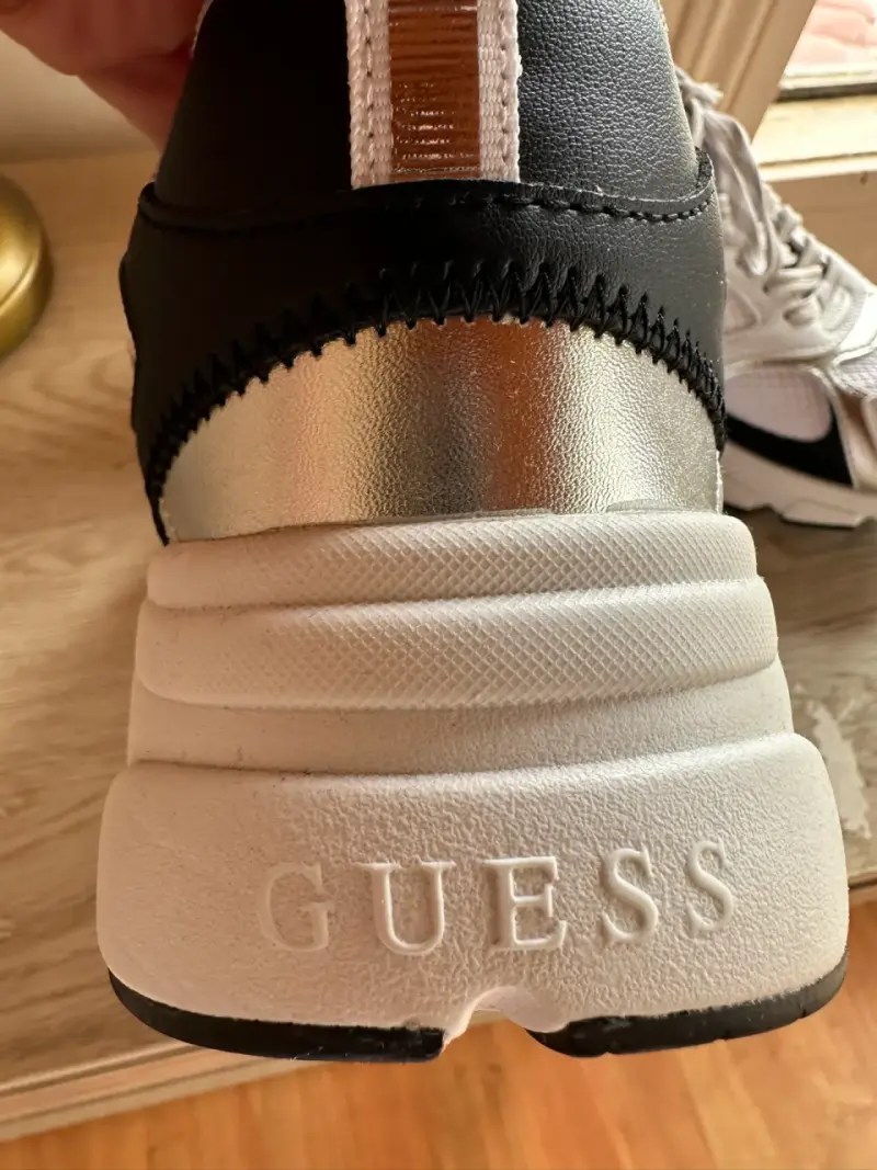 Zapatillas deportivas Guess blancas y negras - 3