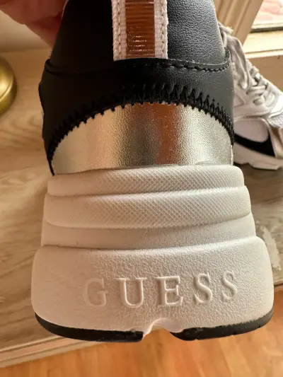 Zapatillas deportivas Guess blancas y negras - miniatura 3