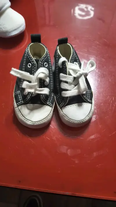 Zapatillas negras para bebé con cordones - miniatura 1