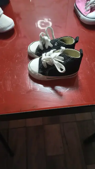 Zapatillas negras para bebé con cordones - miniatura 2