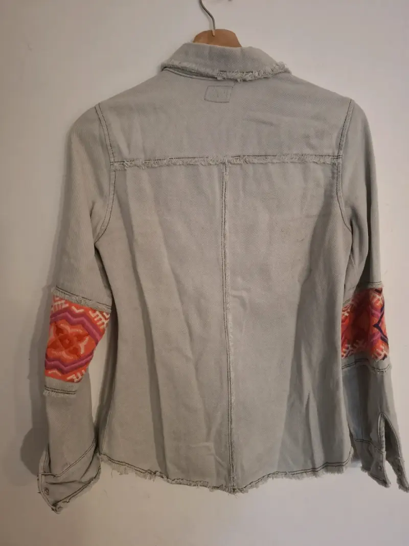 Chaqueta de mezclilla con parches étnicos - 3