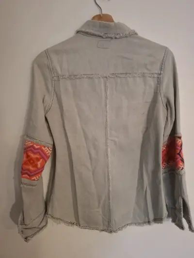 Chaqueta de mezclilla con parches étnicos - miniatura 3