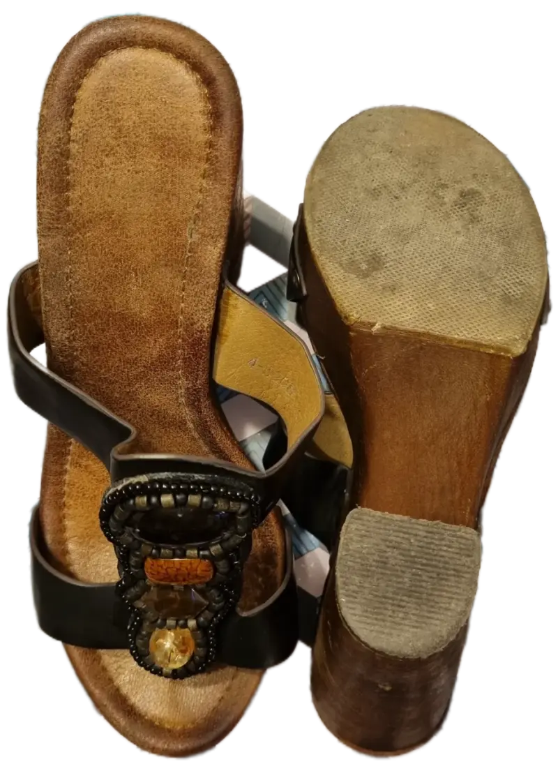 Sandalias de tacón alto con pedrería negra - 3