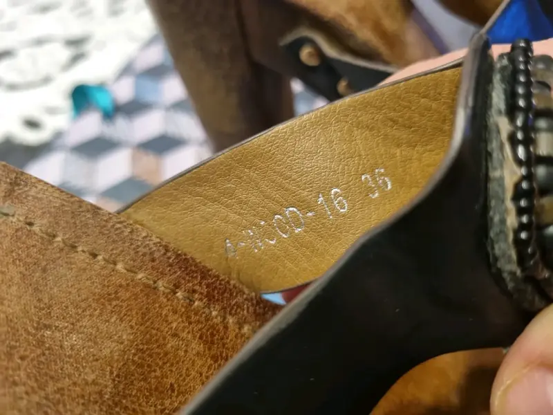 Sandalias de tacón alto con pedrería negra - 5