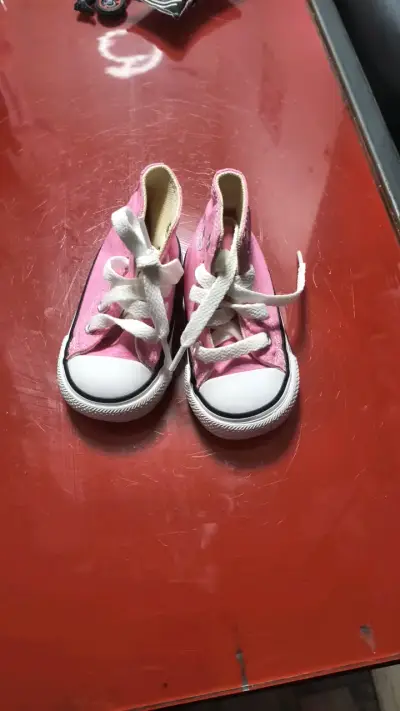 Zapatillas rosadas para niños con cordones - miniatura 1