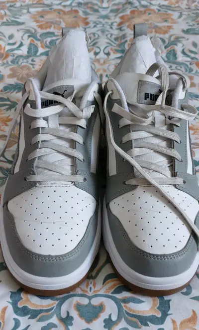 Zapatillas deportivas Puma blancas y grises - miniatura 1