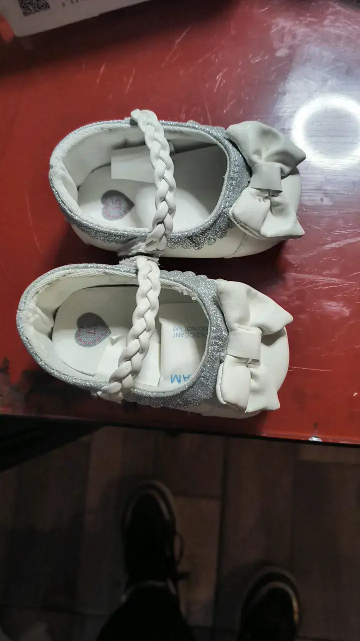 Zapatos de bebé blancos con lazo - 1