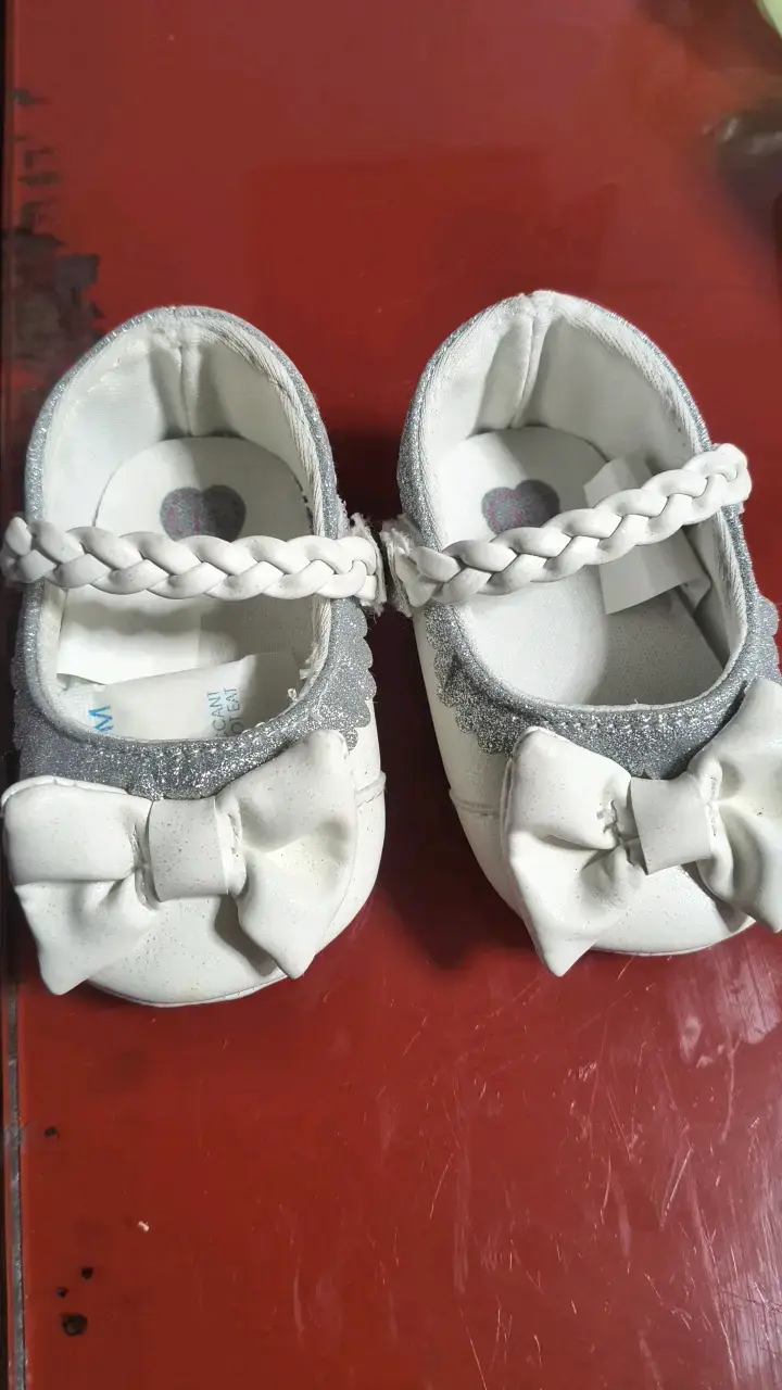 Zapatos de bebé blancos con lazo - 2