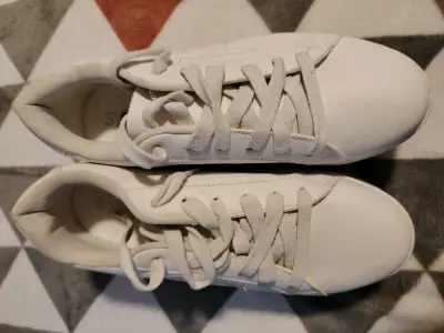Zapatillas blancas con diseño de estrella - miniatura 1