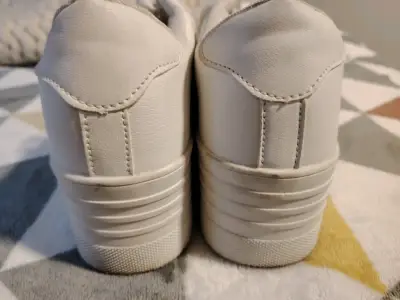 Zapatillas blancas con diseño de estrella - miniatura 2