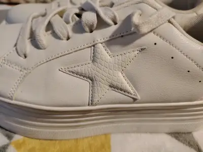 Zapatillas blancas con diseño de estrella - miniatura 3