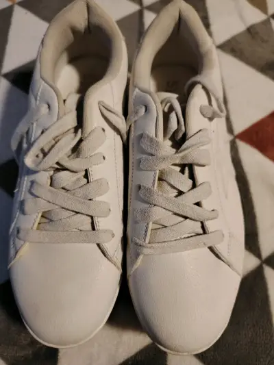 Zapatillas blancas con diseño de estrella - miniatura 4