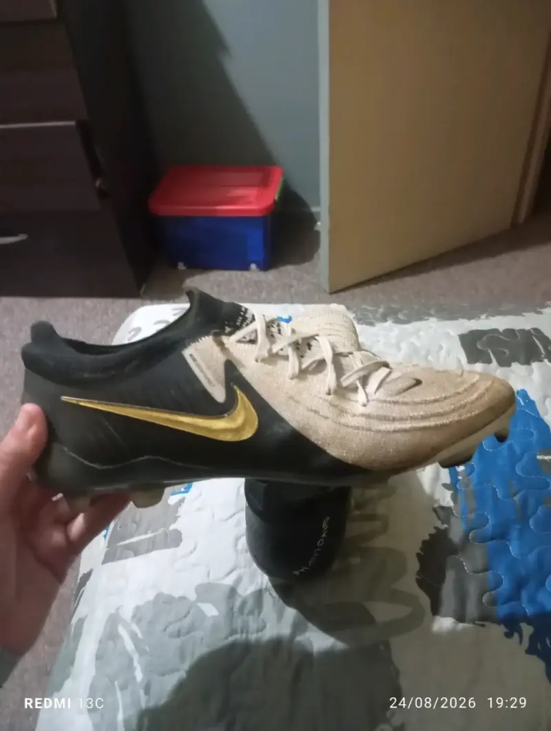 Zapatillas de fútbol Nike doradas y negras