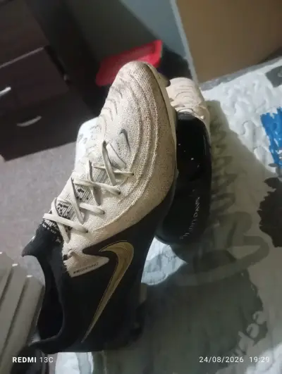 Zapatillas de fútbol Nike doradas y negras - miniatura 2