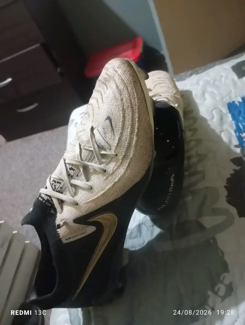Zapatillas de fútbol Nike doradas y negras - 3