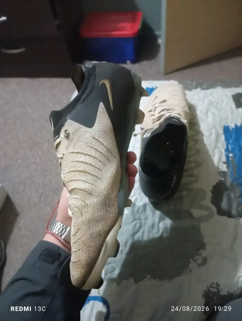 Zapatillas de fútbol Nike doradas y negras - 4