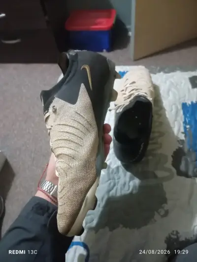 Zapatillas de fútbol Nike doradas y negras - miniatura 4