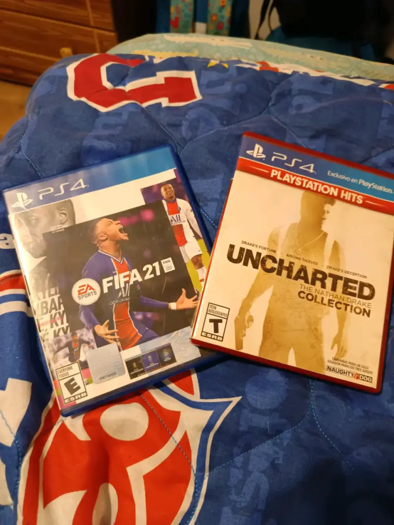 Juegos PS4 FIFA 21 y Uncharted Collection