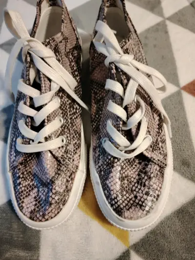 Zapatillas deportivas con diseño de serpiente - miniatura 1
