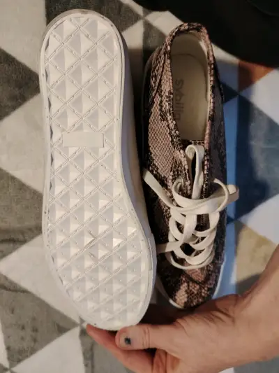 Zapatillas deportivas con diseño de serpiente - miniatura 3