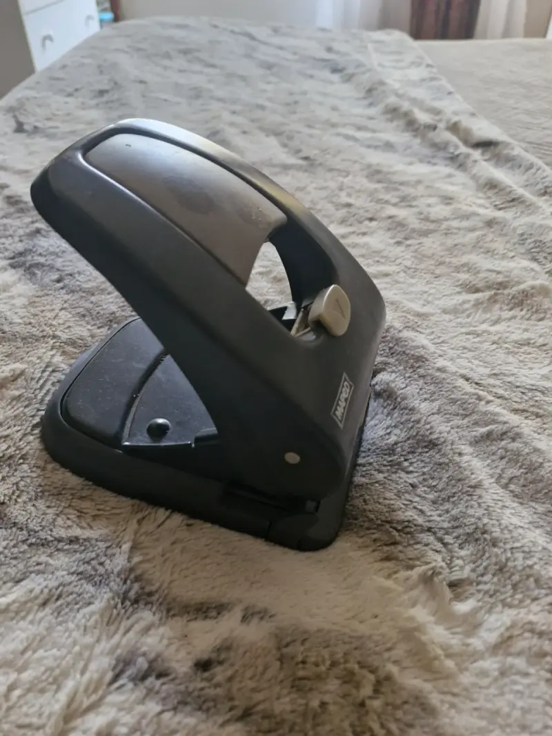 Perforadora de Papel Negro Marca Maped