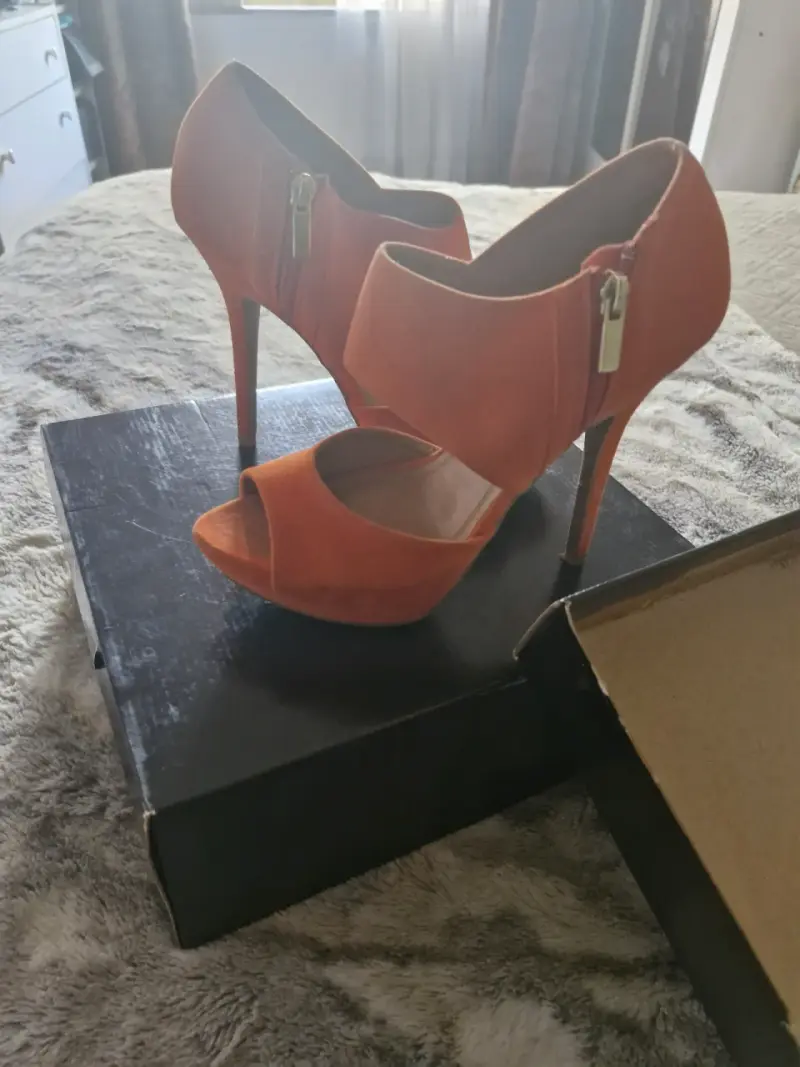 Tacones altos naranjas con plataforma