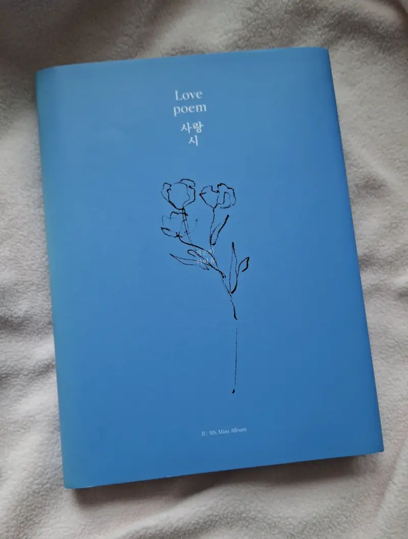 Álbum Love Poem de IU con Photocards