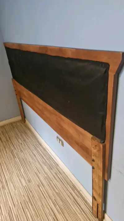 Cabecera de cama de madera con tapizado - miniatura 2