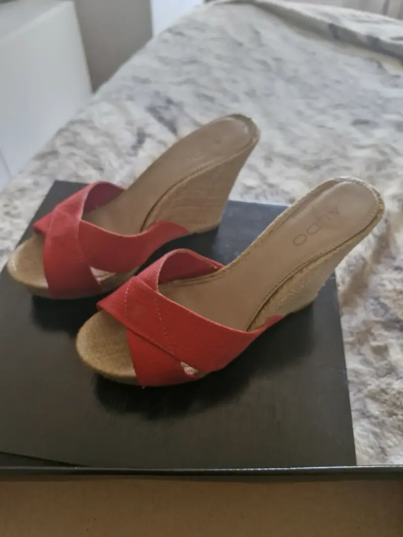 Sandalias de cuña rojas Aldo