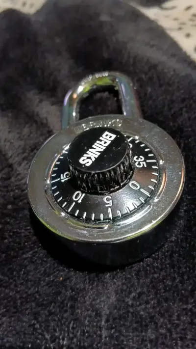 Candado de combinación Brinks metálico - miniatura 1