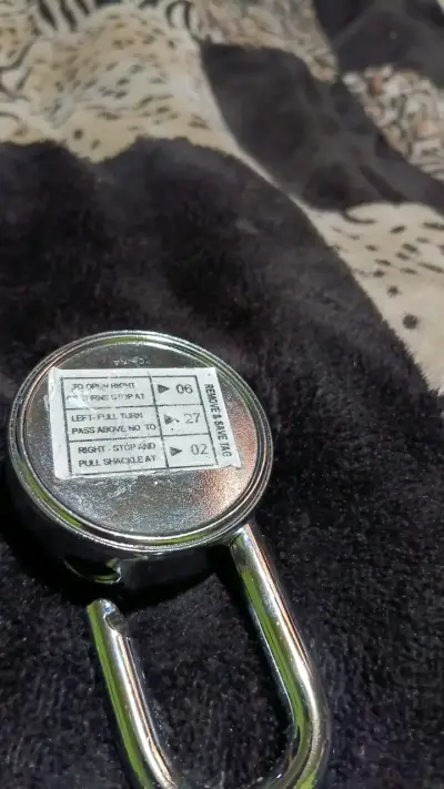 Candado de combinación Brinks metálico - miniatura 2