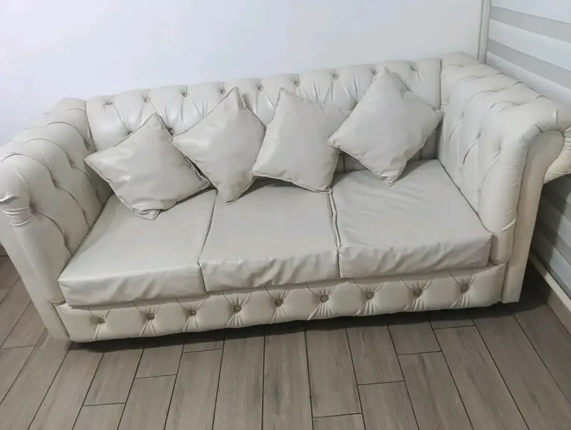 Sofá de eco cuero blanco con cojines - 1
