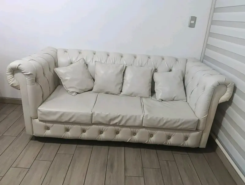Sofá de eco cuero blanco con cojines - 2