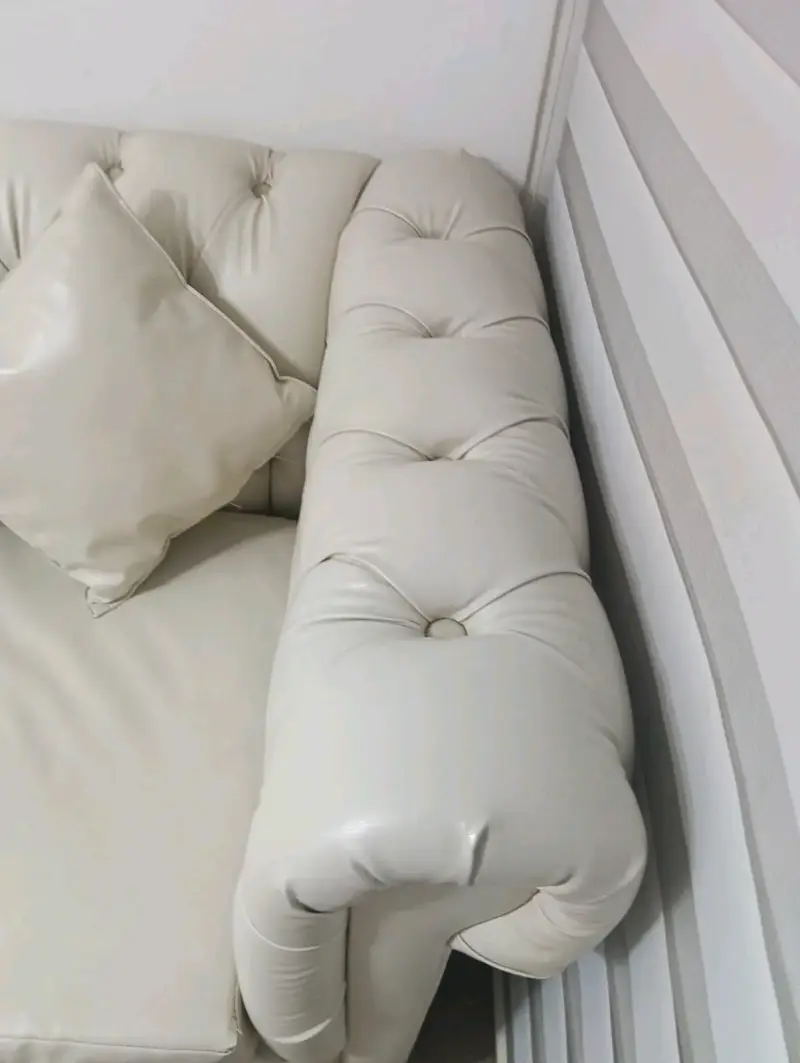Sofá de eco cuero blanco con cojines - 4