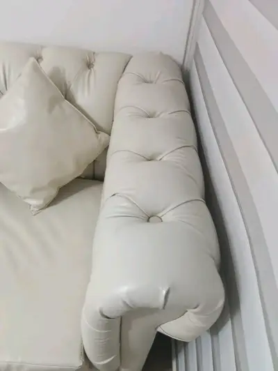 Sofá de eco cuero blanco con cojines - miniatura 4