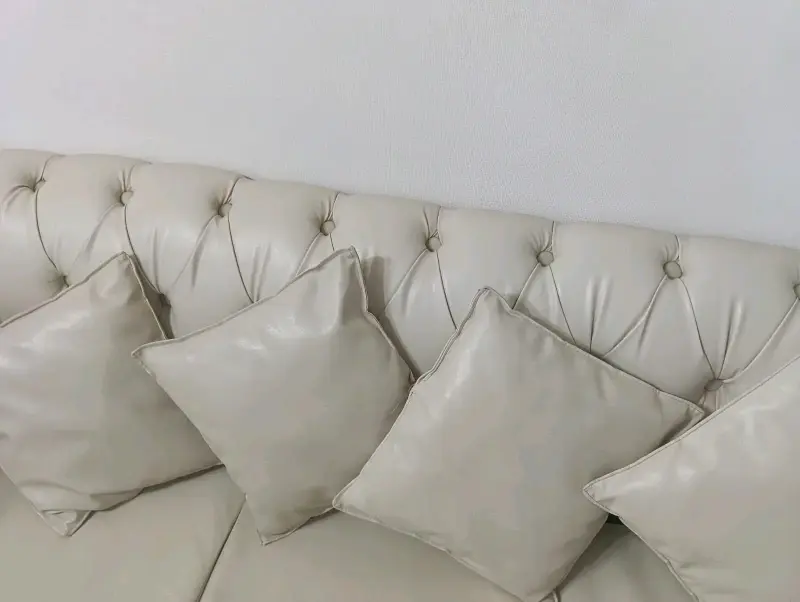 Sofá de eco cuero blanco con cojines - 5