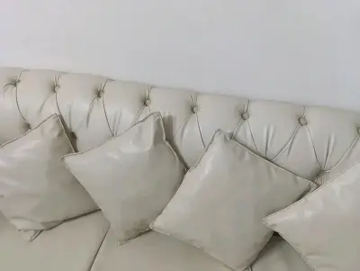 Sofá de eco cuero blanco con cojines - miniatura 5