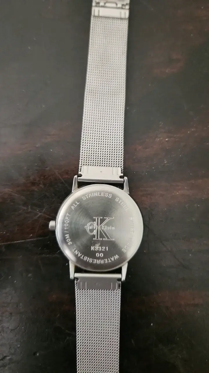 Reloj de pulsera Calvin Klein plateado minimalista - 4