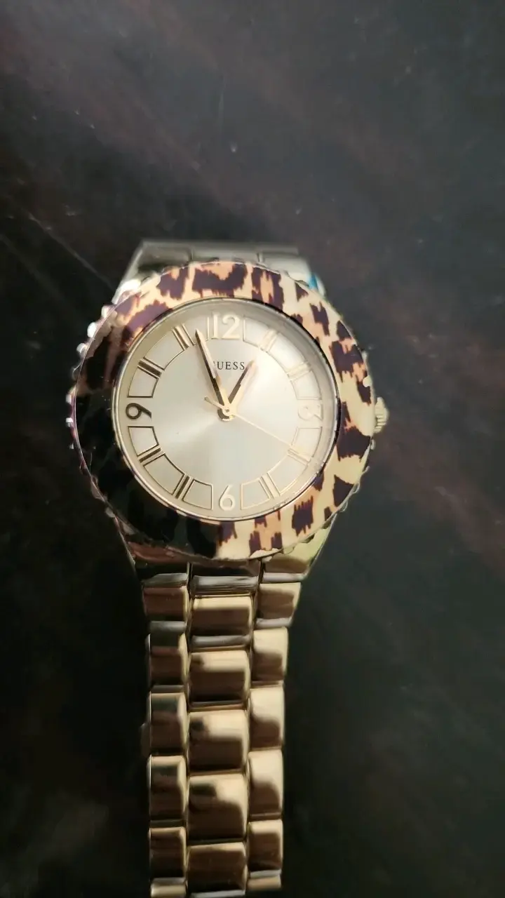 Reloj Guess dorado con diseño animal print - 1
