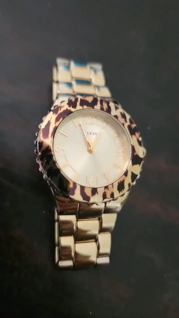 Reloj Guess dorado con diseño animal print - 2