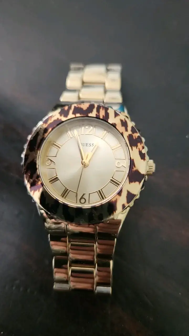 Reloj Guess dorado con diseño animal print - 3
