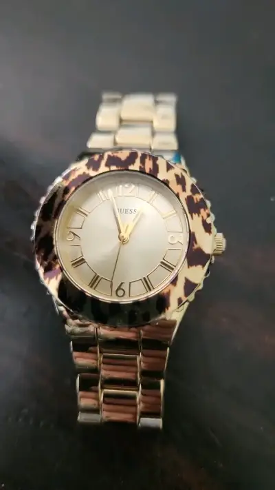 Reloj Guess dorado con diseño animal print - miniatura 3
