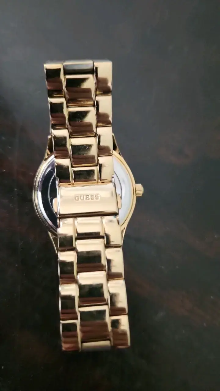 Reloj Guess dorado con diseño animal print - 5