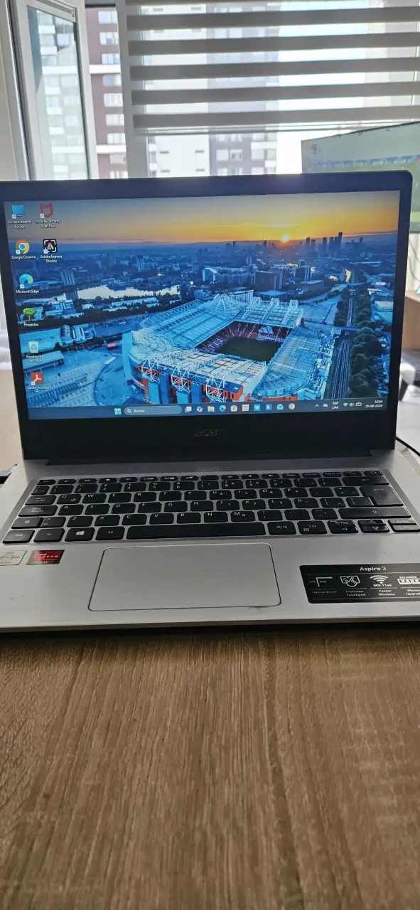 Laptop Acer Aspire 3 con AMD Athlon Silver - 1
