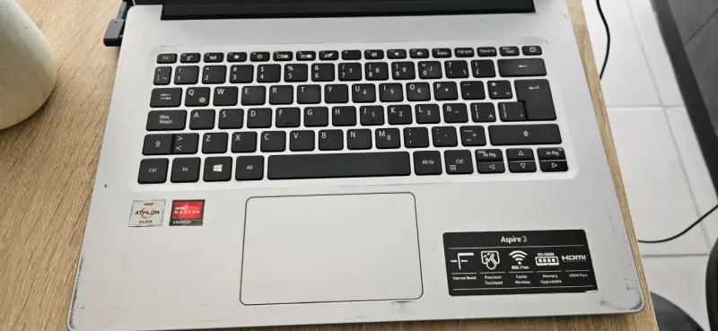 Laptop Acer Aspire 3 con AMD Athlon Silver - 4