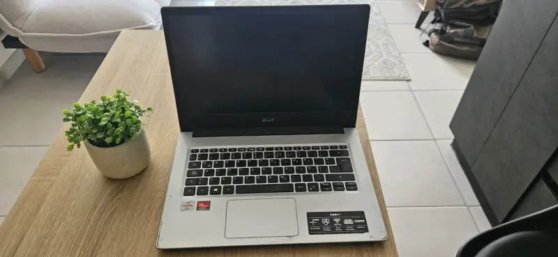 Laptop Acer Aspire 3 con AMD Athlon Silver - 6