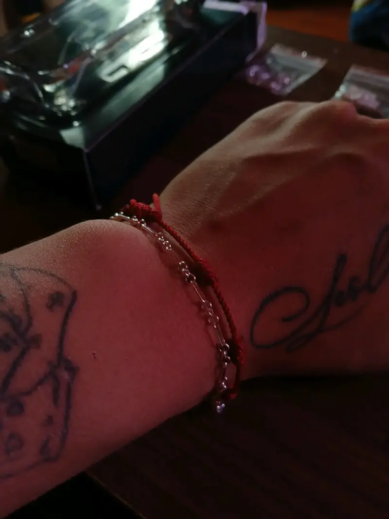 Pulsera de plata con hilo rojo ajustable - 1