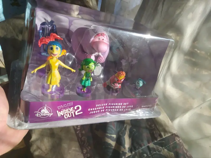 Set de Figuras Deluxe Inside Out 2 Disneyland! - 2